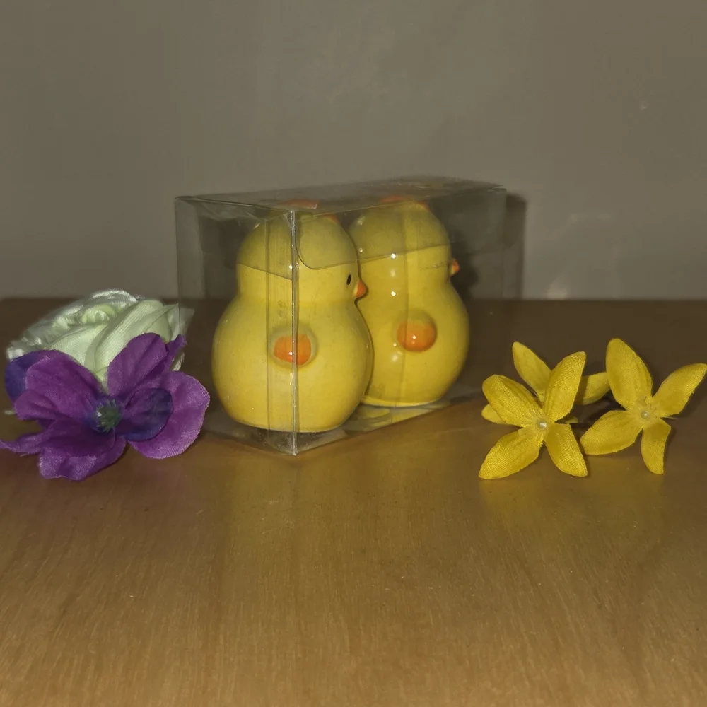 NWT Yellow Ceramic Baby Chicks Salt & Pepper Shaker Set